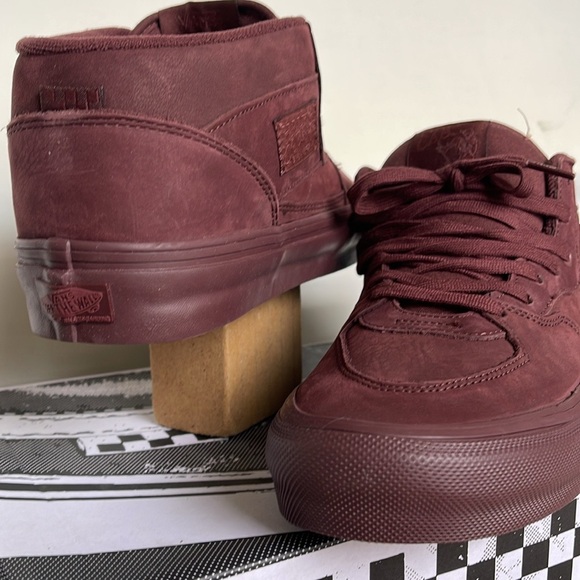 Vans WMNS Skate Half Cab Mono Chocolate
VN0ASFCDCHC
Sneakers - Picture 8 of 16
